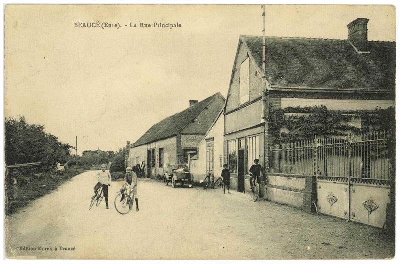 Carte postale ancienne - la rue principale de Beaucé (hameau de Marcilly)