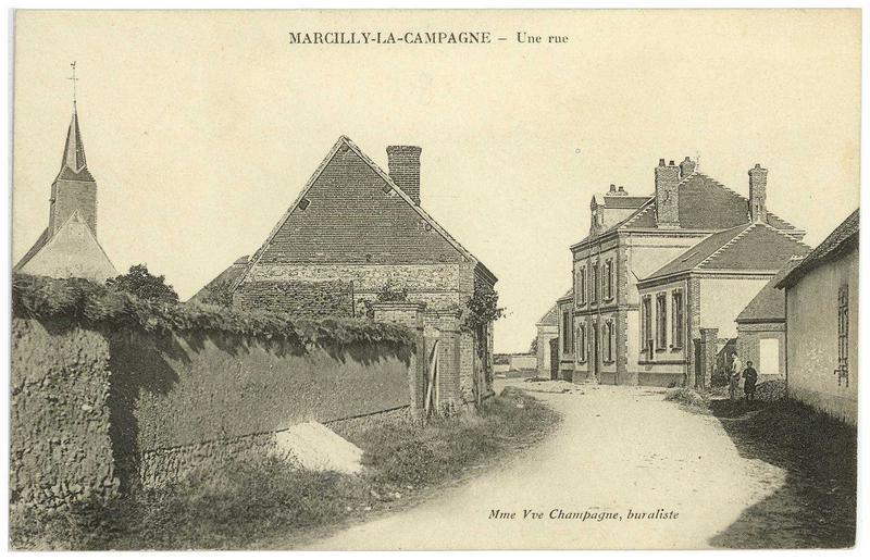 Carte postale ancienne de Marcilly-la-Campagne - une rue du bourg (rue du Verger)